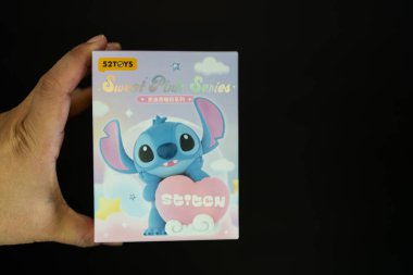 Bangkok, Tayland - 9 Haziran 2025: Siyah arka planda 52TOYS formunda dikiş tatlı pembe dizi kör kutusu. Bu dizi 6 düzenli tasarım ve 1 gizli içerir..