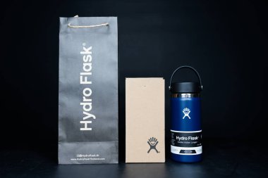Bangkok, Tayland - 9 Haziran 2025 Hydro Flask su şişesi, çivit rengi geniş ağız fleks kapağı 16 ons. Siyah bir arkaplanda.