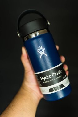 Bangkok, Tayland - 9 Haziran 2025 Hydro Flask su şişesi, çivit rengi geniş ağız fleksi kapağı.