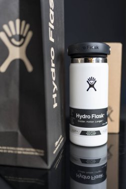 Bangkok, Tayland - 9 Haziran 2025 Hydro Flask, geniş ağızlı esnek yudum kapağı. Metal içecek kabı, çevresel ürün.