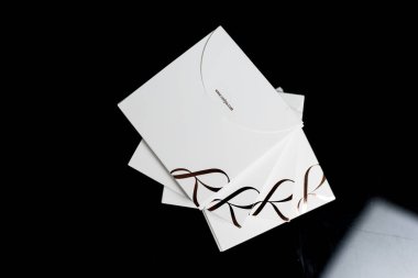 Bangkok, Tayland - 9 Haziran 2025 Mücevher Paketi. RAVIPA, Tayland 'da mücevher satan, siyah arka planda Tayland markası.