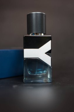 Bangkok, Tayland - 9 Haziran 2025: Erkekler için Yves Saint Laurent Y Eau de Parfum 60 ml. Bilgelik, sardunya ve ahşap notlarıyla taze ve odunsu bir koku.