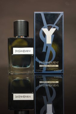 Bangkok, Tayland - 9 Haziran 2025: Şatafatlı Y Eau de parfum erkekler yeniden doldurulabilir kolonya ve siyah arka planda ambalaj.