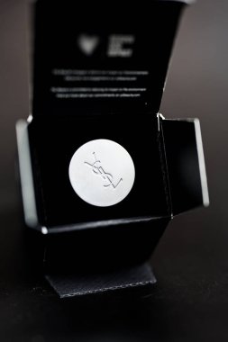 Bangkok, Tayland - 9 Haziran 2025: Erkekler için Yves Saint Laurent Y Eau de Parfum 60 ml. Siyah arka planda lüks erkek parfümü.