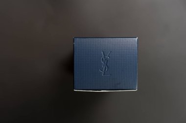 Bangkok, Tayland - 9 Haziran 2025: Y Eau de parfum erkek ambalajının üst görüntüsü