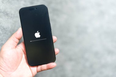 Bangkok, Tayland - 9 Haziran 2025: Apple logosu ekrana yükleme ve kurma işletim sistemi ios