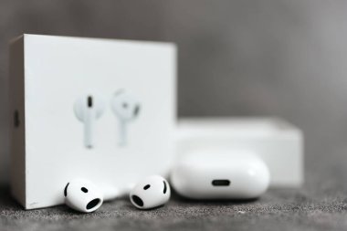 Bangkok, Tayland - 19 Mayıs 2025: Apple Airpod 4 şarj çantalı. Kapat.