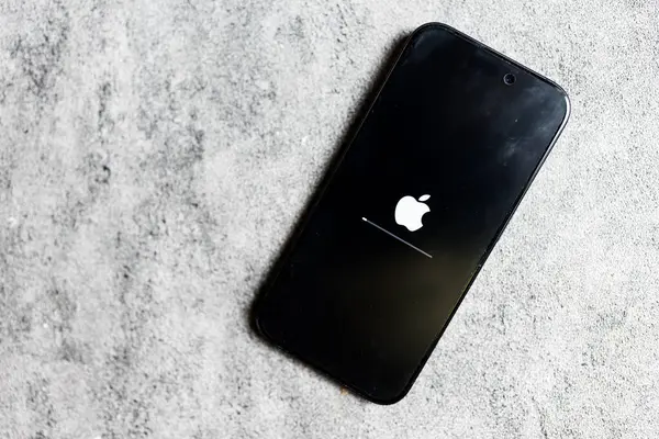 Bangkok, Tayland - 9 Haziran 2025: Telefonu güncelledikten veya restore ettikten sonra iPhone 6 'da ilerleme çubuğu bulunan Apple logosu.