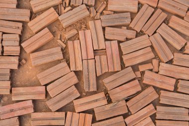 İnşaat alanındaki topraktaki kırmızı tuğlaların çoğu