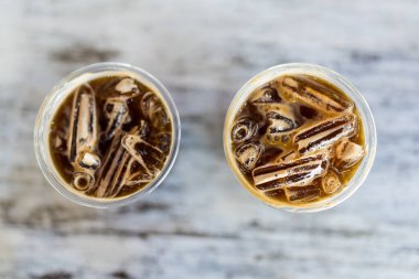 Plastik bardakta buzlu americano manzarası.