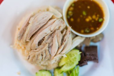 Haşlanmış tavukla buğulanmış pirinç, haşlanmış tavuk göğsü ve mis kokulu pirinç..