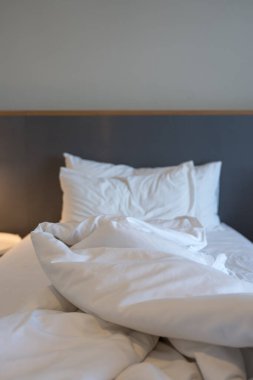 Otelde uyuduktan sonra çok dağınık bir yatak..