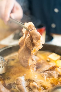 Bifteğin yüksek kalitede dilimlenmesini sağlıyor. Lezzetli yemekler Tayland 'da çok popüler.