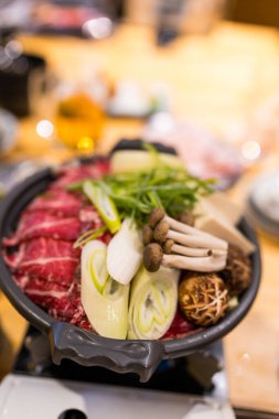 Sebzeli ve ince dilimli Japon sukiyaki.