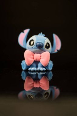 Bangkok, Tayland - 12 Haziran 2025 Sevimli Dikiş. Lilo ve Stitch filmindeki karakter. 52oyuncaktaki kör oyuncak. Disney dikiş şirin pembe dizi kör kutu figürü. Koleksiyoncular ve Disney hayranları için mükemmel..