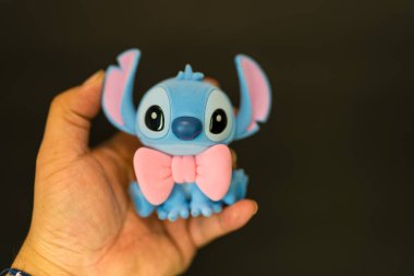 Bangkok, Tayland - 12 Haziran 2025 Sevimli Dikiş. Lilo ve Stitch filmindeki karakter. 52oyuncaktaki kör oyuncak. Disney dikiş şirin pembe dizi kör kutu figürü koleksiyoncular ve Disney hayranları için mükemmel..