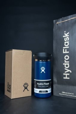 Bangkok, Tayland - 12 Haziran 2025: Indigo rengi Hydro Flask su şişesi. Metal içecek kabı, çevresel ürün.