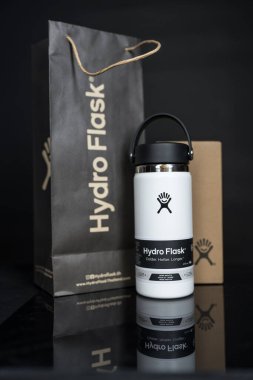 Bangkok, Tayland - 12 Haziran 2025 Hydro Flask, geniş ağızlı esnek yudum kapağı. Metal içecek kabı, çevresel ürün.
