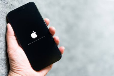 Bangkok, Tayland - 12 Haziran 2025: iPhone 'u iOS yazılımı güncelleme süreciyle ekranda kapat
