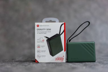 Bangkok, Tayland - 12 Haziran 2025 ADAM ELEMENT markasından taşınabilir bir güç bankası.