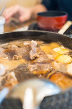 Sıcak ve kaynayan Shabu çorbası, sıcak tencerede et ile doldurulur.