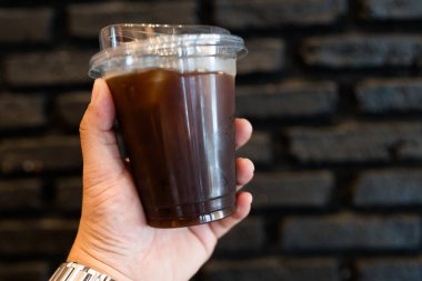 Kahve dükkanında siyah tuğlalı soğuk kahve..