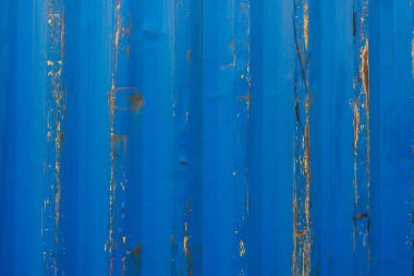 Pas lekeli, yıpranmış mavi metal bir levhanın kapağını kapat.