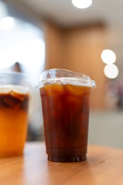 Americano buzlu kahve bardakla Americano karışımı portakal suyu.