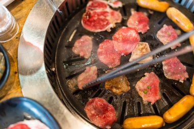 Taze pişmiş etin tadını çıkarmak hafta sonu dinlenmek için harika bir yoldur..