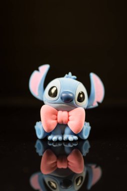 Bangkok, Tayland - 18 Haziran 2025 Sevimli Dikiş. Lilo ve Stitch filmindeki karakter. 52oyuncaktaki kör oyuncak. Disney dikiş tatlı pembe dizi kör kutu figürü