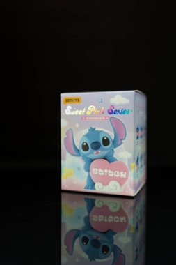 Bangkok, Tayland - 18 Haziran 2025: Siyah arka planda 52TOYS formunda dikiş tatlı pembe dizi kör kutusu. Bu dizi 6 düzenli tasarım ve 1 gizli içerir..