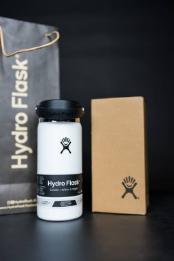 Bangkok, Tayland - 18 Haziran 2025: Beyaz Hydro Flask su şişesi, geniş ağızlı esnek bir yudum kapağı. Metal içecek kabı, çevresel ürün.