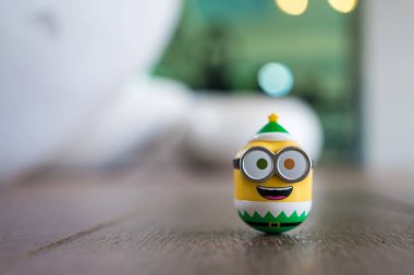 Bangkok, Tayland - 18 Haziran 2025: Yeni kör kutu veya rastgele kutunun sevimli biblosu, Action Figure Minion, Miniso mağazasından BOB 1.0 koleksiyonu.
