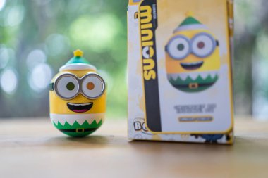 Samut Prakan, Tayland - 18 Haziran 2025: Yeni kör kutunun sevimli biblosu veya rastgele kutu, Action Figure Minion, BOB 1.0 koleksiyonu.