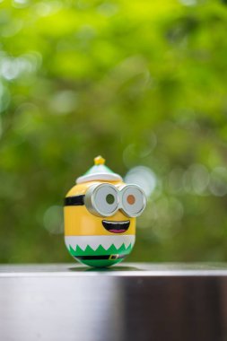 Samut Prakan, Tayland - 18 Haziran 2025: Yeni kör kutunun sevimli biblosu veya rastgele kutu, Action Figure Minion, BOB 1.0 koleksiyonu.