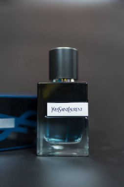 Bangkok, Tayland - 18 Haziran 2025: Erkekler için Yves Saint Laurent Y Eau de Parfum 60 ml. Siyah arka planda lüks erkek parfümü.