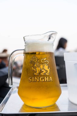 Bangkok, Tayland - 18 Haziran 2025: 1993 'ten beri SINGHA Thai birası, orijinal Tayland birası. Bu, ülkede çok popüler bir yerel bira..