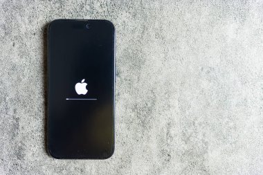 Bangkok, Tayland - 18 Haziran 2025: Apple iPhone iOS 'u güncellerken ekranını Apple logosuyla birlikte kapat.