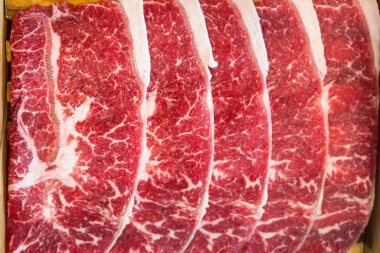 Çiğ Shabu shabu soslu çiğ et, iştah açıcı güzellikte. Nefis mükemmelliğin tadını çıkarıyorum.