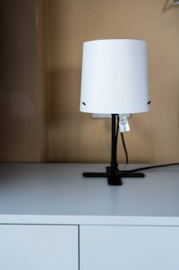 Modern ev dekorasyonu ve çevre aydınlatması için masa beyaz lambası.
