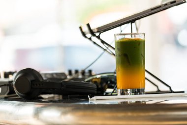 Bir bardak buzlu kibrit latte ve portakal suyu.