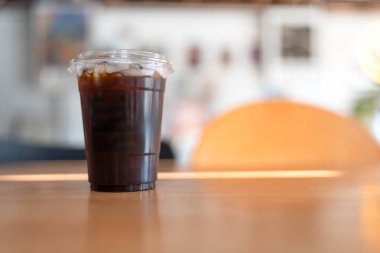 Soğuk kahve, ahşap masada buzlu.