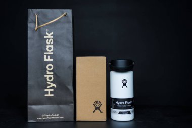 Bangkok, Tayland - 24 Haziran 2025: Beyaz Hydro Flask su şişesi, geniş ağızlı esnek bir yudum kapağı. Metal içecek kabı, çevresel ürün.