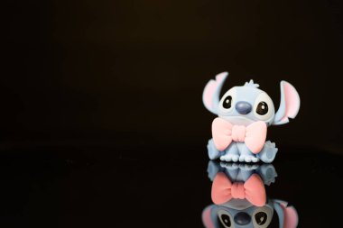 Bangkok, Tayland - 24 Haziran 2025 Sevimli Dikiş. Lilo ve Stitch filmindeki karakter. 52oyuncaktaki kör oyuncak. Disney dikiş tatlı pembe dizi kör kutu figürü