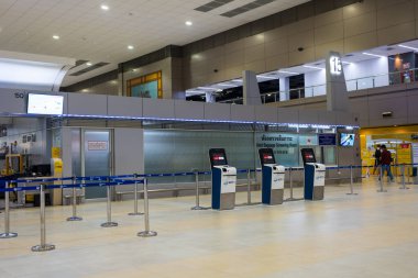 Bangkok, Tayland - 24 Haziran 2025: Bangkok, Tayland 'daki Don Mueang Uluslararası Havalimanı' nda turizmsiz hava Asya servis gişesi. Air Asia dünyanın en iyi düşük maliyetli havayolu şirketi oldu.