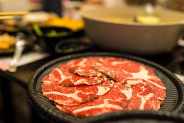 Yağlı dilimlenmiş biftek. Biftek tepsisi ya da shabu shabu için.