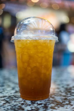 Plastik bardaktaki buzlu çayı tazeliyorum.