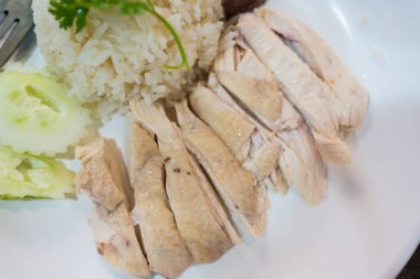 Beyaz tabakta haşlanmış tavuk pirinci..