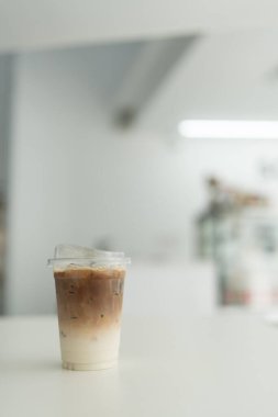 Buzlu latte 'nin iki kat kombinasyonunu kapat. Seçici odaklı rahatlama içeceği.