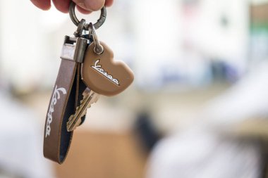 Bangkok, Tayland - 27 Haziran 2025 Vespa 'nın yeni mobiletlerinden birinin anahtarı. Motosiklet, motosiklet, ulaşım kipi.